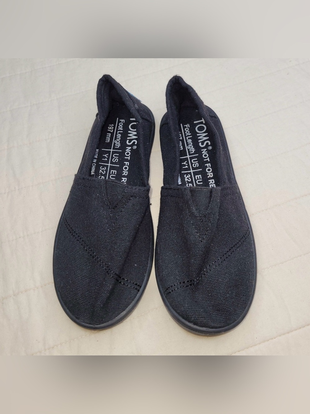 Unisex TOMS All Black Shoes – Size Y1
